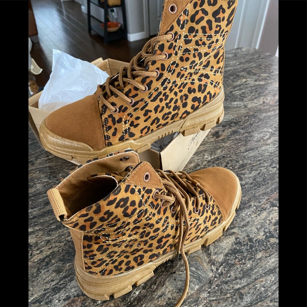 NWT Leopard fashion workbook, size 8